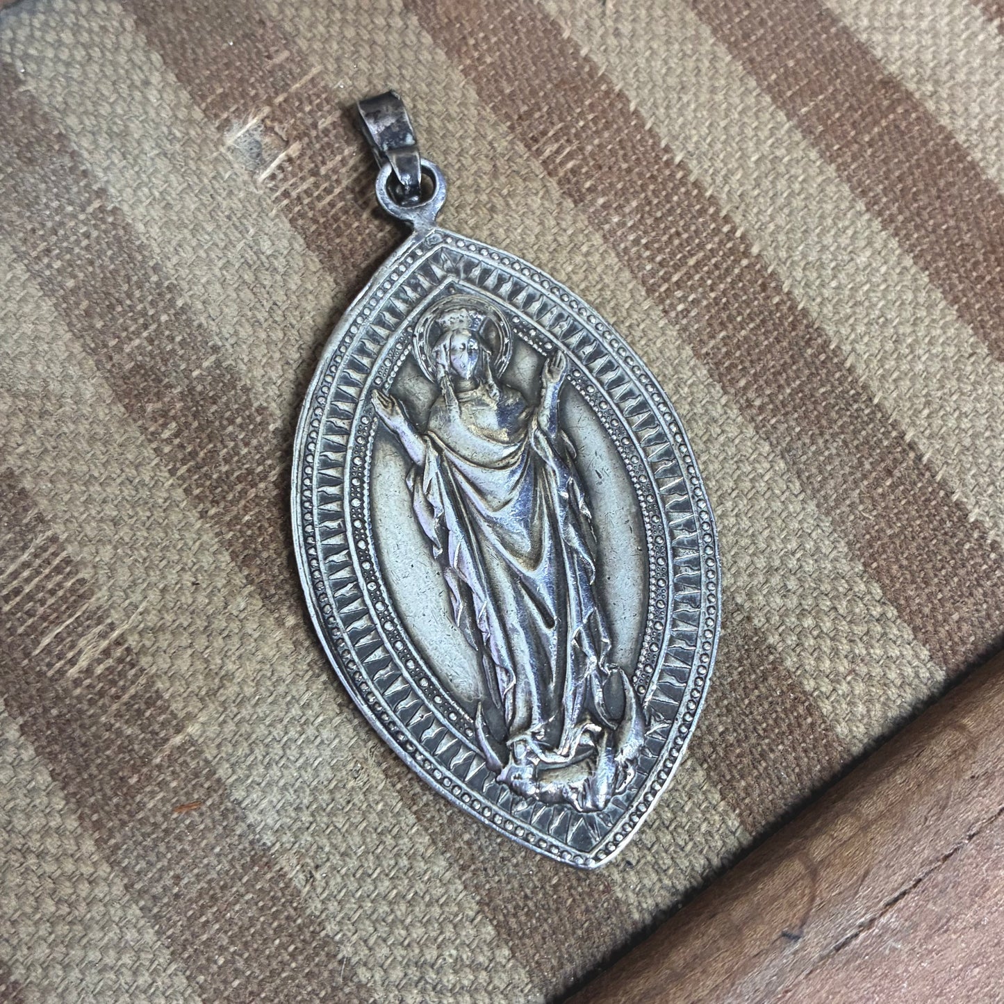 Pendant Dames Ursulines