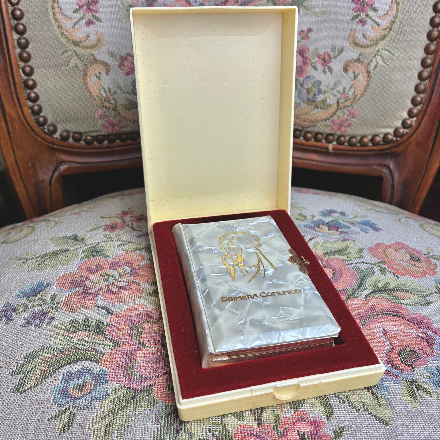 "El Ángel de la Infancia" with Case