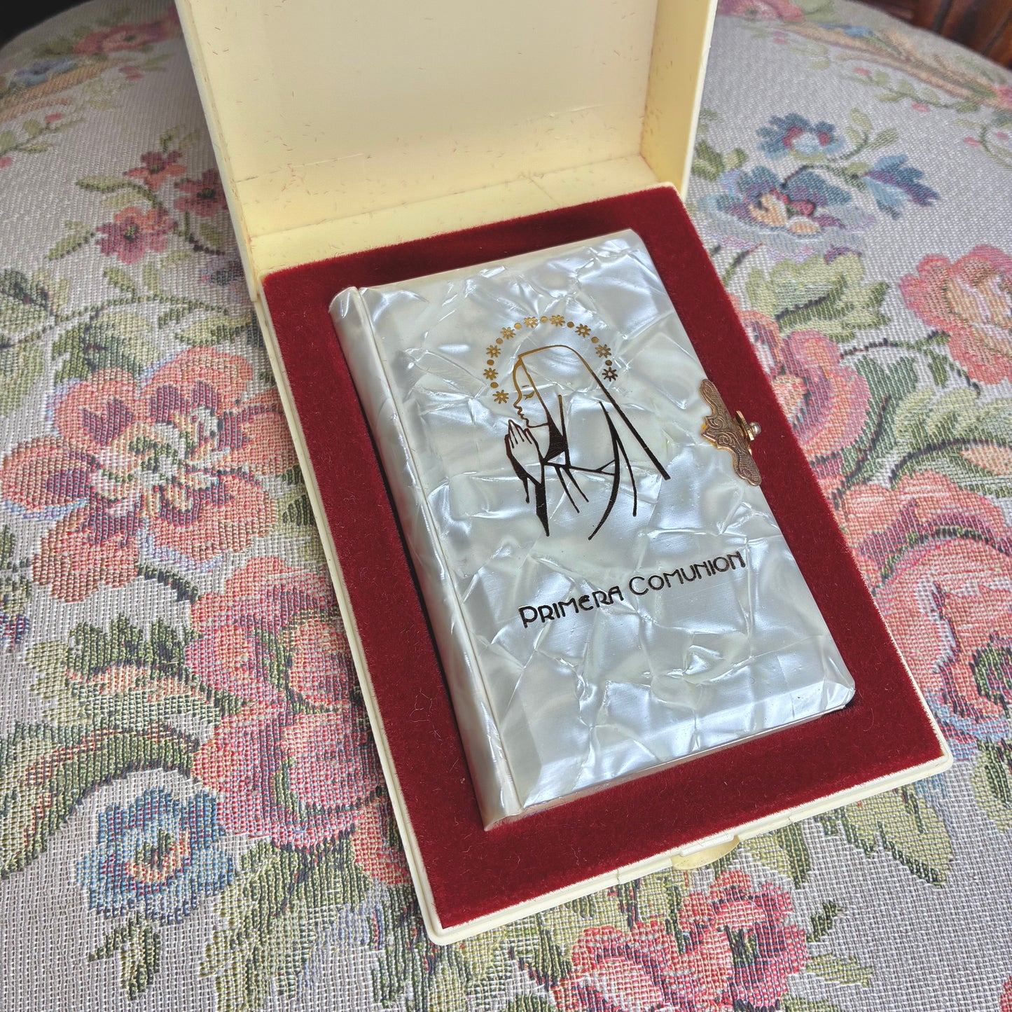 "El Ángel de la Infancia" with Case