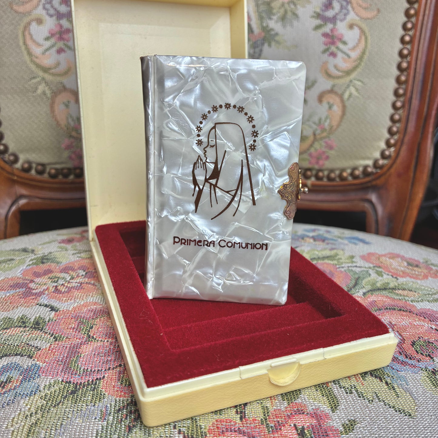 "El Ángel de la Infancia" with Case