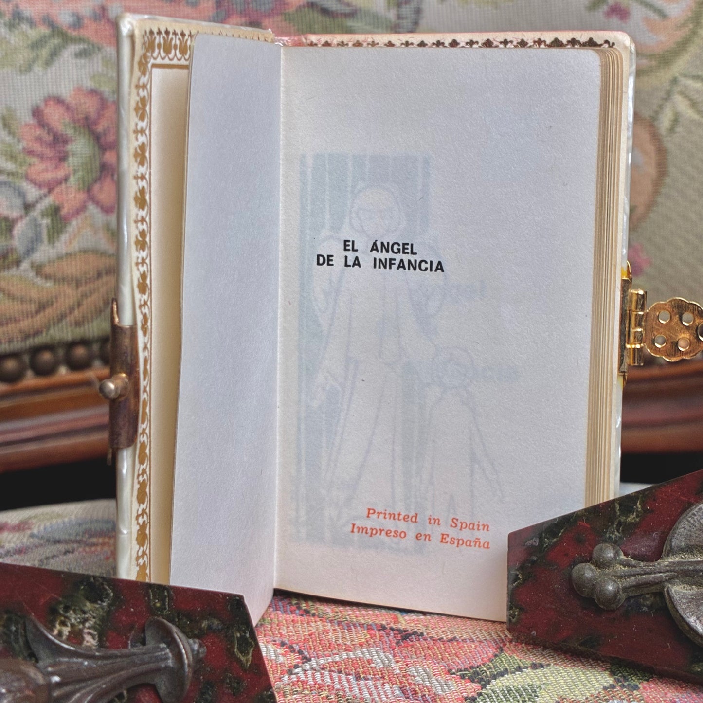 "El Ángel de la Infancia" with Case