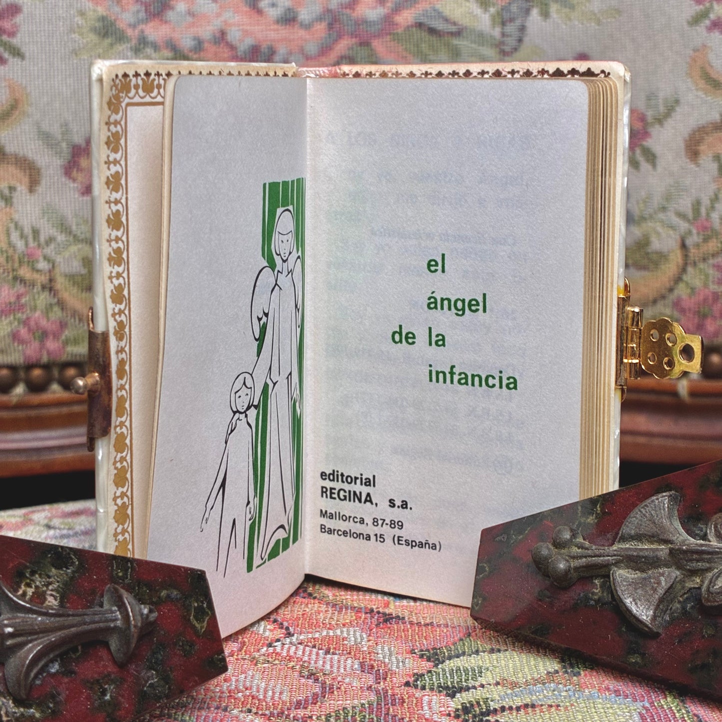 "El Ángel de la Infancia" with Case