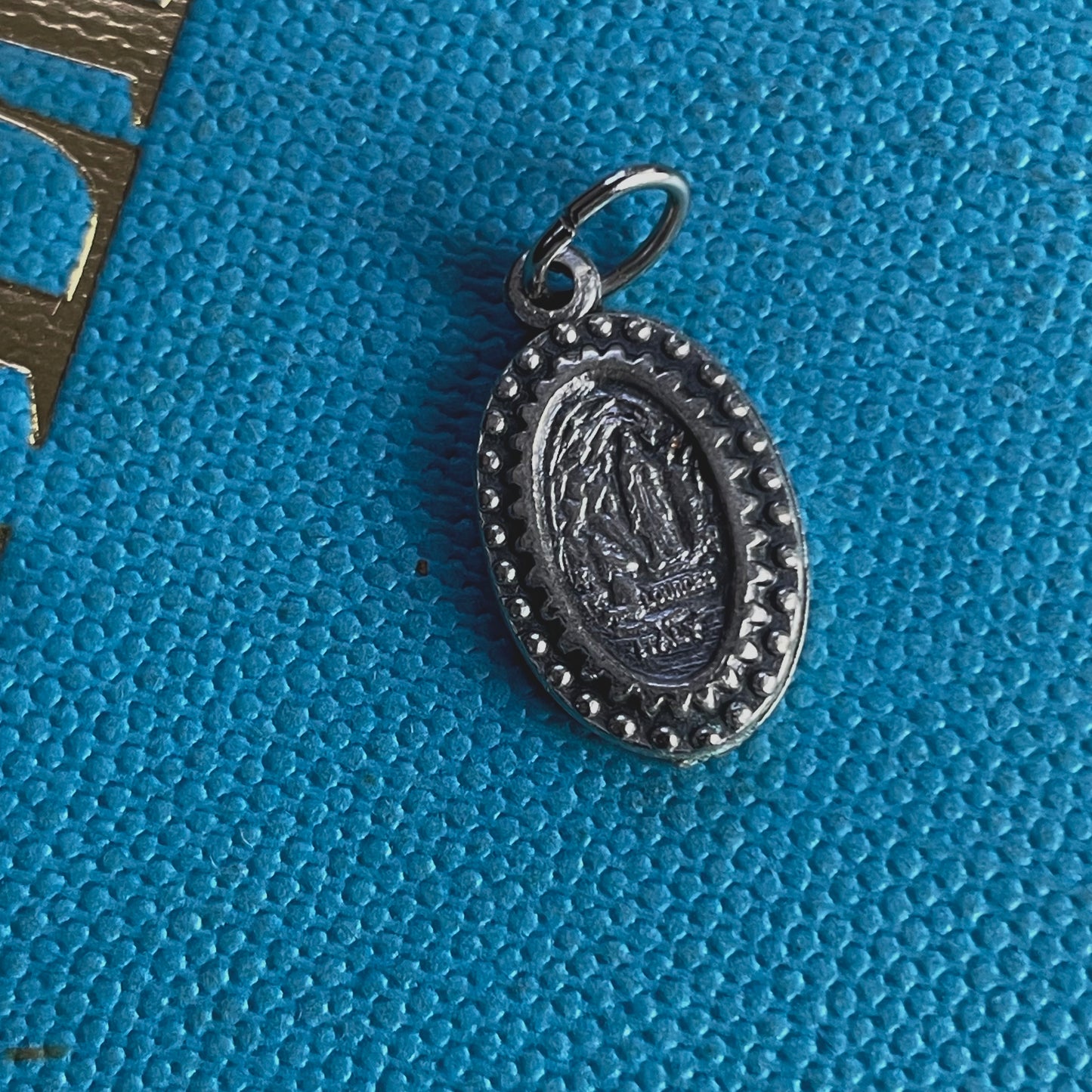 Lourdes Pendant Oval
